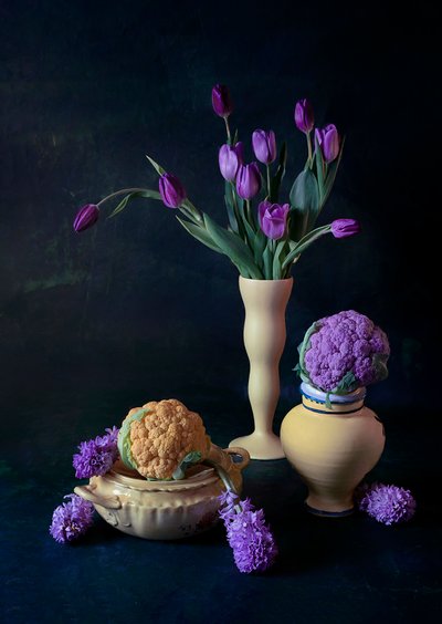 Paarse tulpen en bloemkool door Lydia Jacobs
