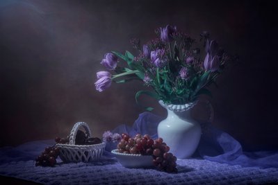 Stilleven met paarse tulpen door Lydia Jacobs