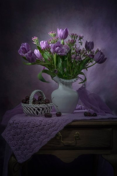 Paarse tulpen en kersen door Lydia Jacobs