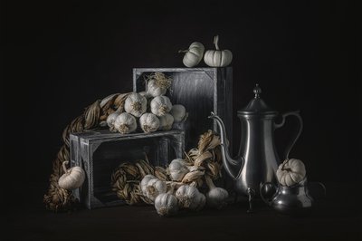 Rustiek stilleven met knoflook door Lydia Jacobs