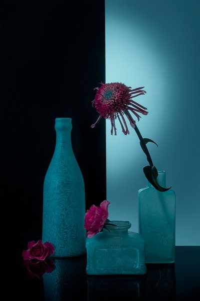 Blauwgroene flessen met bloemen door Lydia Jacobs