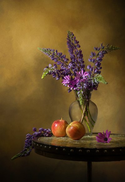 Kleurrijke lupines en appels door Lydia Jacobs