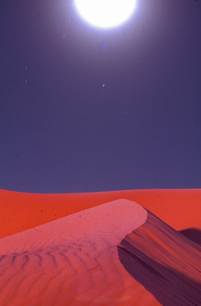 Fakkels boven woestijnduinen gloeien om middernacht nabij Lekhwair olie- en aardgasvelden door Lynn Abercrombie