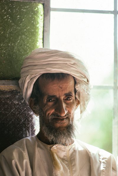 Portret van een Saiq-man op het hoge plateau van Saiq in Oman door Lynn Abercrombie