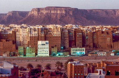 Relatieve wolkenkrabbers in de woestijn van Shibam Hadramawt, Zuid-Jemen door Lynn Abercrombie