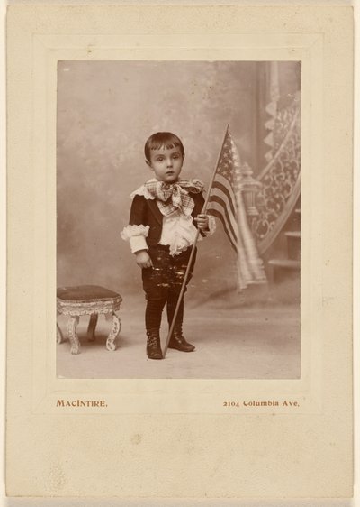 [Klein jongetje staat en houdt een Amerikaanse vlag vast]. door MacIntire
