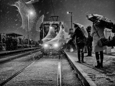 Tram in de sneeuw door Maciej Przeklasa