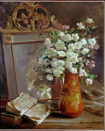 De rode vaas stilleven met spiegel, boeket bloemen en boek door Madeleine Lemaire