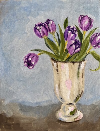 Paarse tulpen in een vaas door Madison Phipps