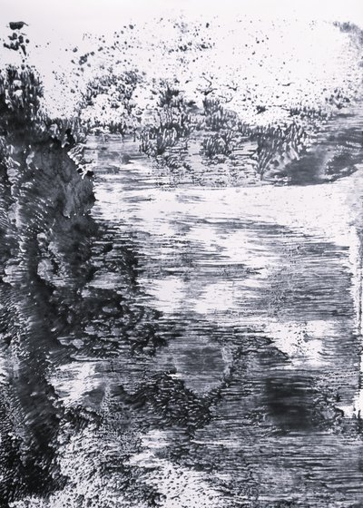 Monochrome rivierweerspiegeling door Maira Ribena