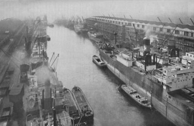 Een grote dokland van het noorden, vierendertig mijl van zee en toch een haven, c1935 door Manchester Ship Canal Company