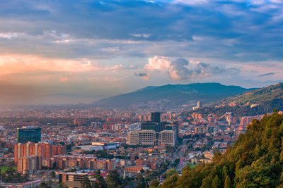 Bogota, Colombia - Panoramisch uitzicht vanuit een hoge hoek op het noordelijke deel van de hoofdstad gezien vanaf La Calera in de Andes door Mano Chandra Dhas
