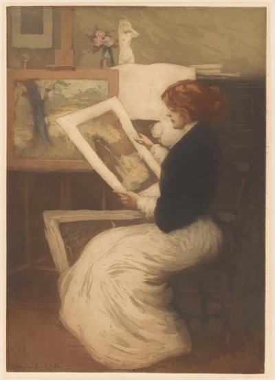Vrouw bekijkt een prent door Manuel Robbe