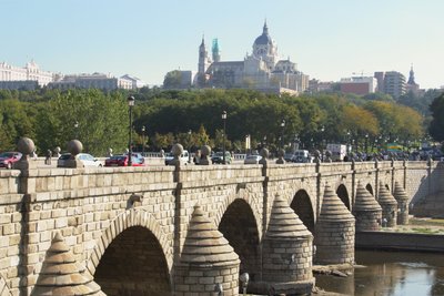 Puente de Segovia, oorspronkelijk gebouwd door Juan de Herrera en herbouwd in 1682 door Manuel and Jose del Olmo