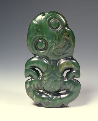 Hanger in de vorm van de god Hei-Tiki, eind 18e eeuw door Maori