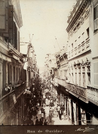 Een straat in Ouvidor, Brazilië door Marc Ferrez