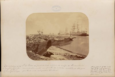 Een studie van de landinwaartse kant van het rif van Pernambuco vlak voor de stad, met blokken die ondermijnd zijn en zullen instorten. door Marc Ferrez