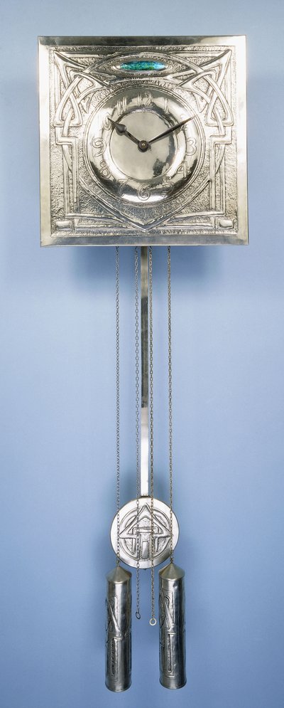 Een wandklok door Margaret Gilmour (1860-1942), versierd in repoussé met Keltische entrelac ontwerpen door Margaret Gilmour