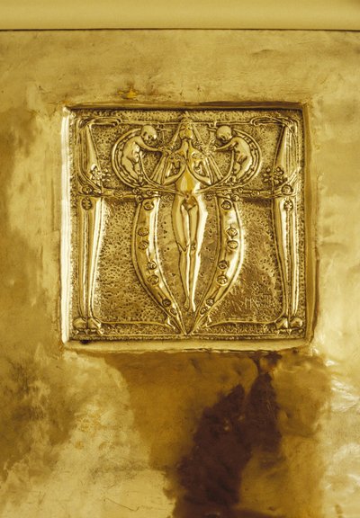 Meubels ontworpen voor No. 120 Mains Street, Glasgow, Repousse metalen plaquette oorspronkelijk boven open haard, ca. 1900 door Margaret Macdonald