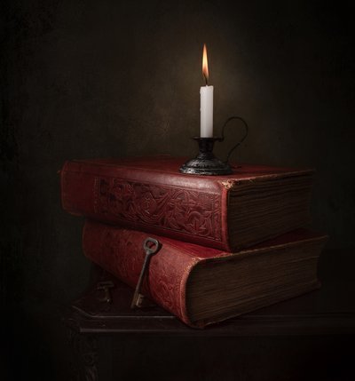 Boeken bij kaarslicht en een sleutel door Margareth Perfoncio