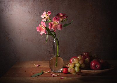 Dramatisch bloemen- en fruitstilleven door Margareth Perfoncio