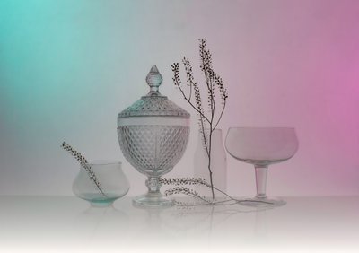Elegant stilleven met glaswerk door Margareth Perfoncio