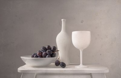 Minimalistische druiven en wijn door Margareth Perfoncio