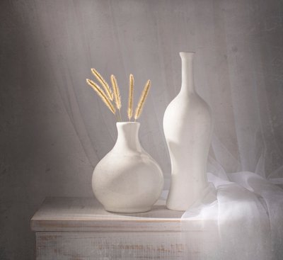 Witte vazen, zacht licht door Margareth Perfoncio
