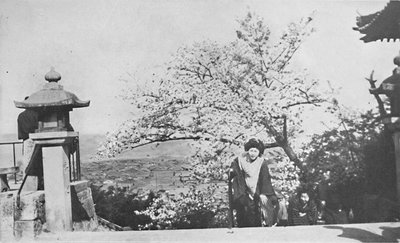 Bovenaan de tempeltrappen, boven het Biwa-meer, ca. 1900, 1921 door Marguerite Leonard