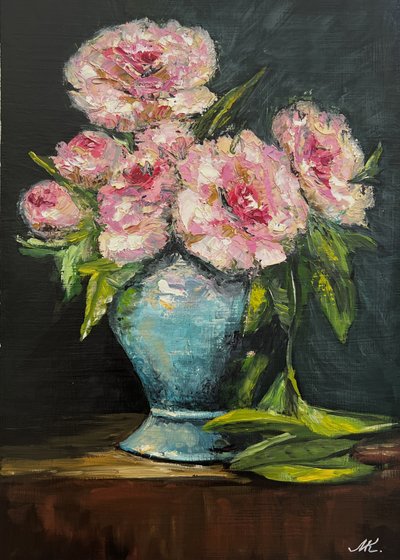Roze pioenrozen in een blauwe vaas door Marina Kozyr