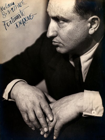 Portret van de futuristische schilder Fortunato Depero genomen op 8 maart door Mario Castagneri