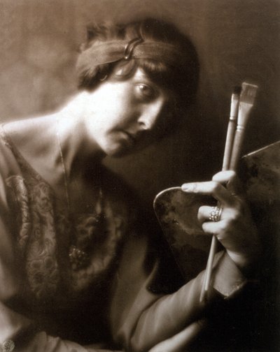 Halflang portret van de schilder Elisabeth Chaplin. Ze houdt twee penselen en een palet in haar linkerhand door Mario Nunes Vais