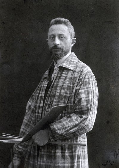 Driekwart portret van de schilder Guido Spadolini. Hij draagt een lange kiel en houdt penselen en een palet in zijn linkerhand, 26-11-1901 door Mario Nunes Vais