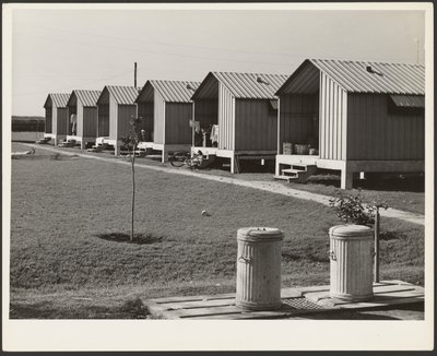 Huisvesting voor migrerende groenteplukkers, Osceola Werkkampen, gebouwd door FSA, Belle Glade, Florida door Marion Post Wolcott