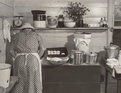 Een familielid van Wilkins maakt koekjes voor het avondeten op de dag van de maïshucking bij Mrs. Fred Wilkins thuis in de buurt van Tallyho, Granville County. Noord-Carolina door Marion Post Wolcott