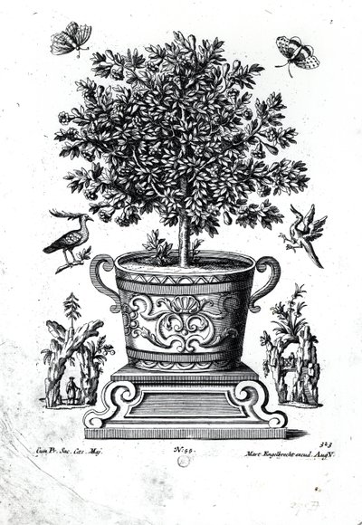 Sierboom in een urn op een klein podium door Martin Engelbrecht