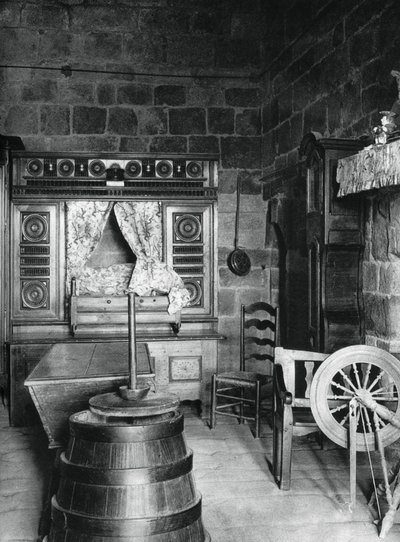 Interieur, Dinan, Bretagne, Frankrijk, 1937 door Martin Hurlimann