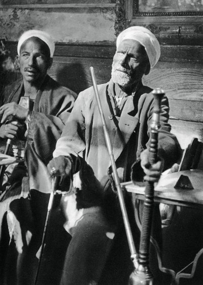 Roken van de narghileh, Caïro, 1937 door Martin Hurlimann