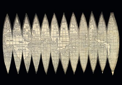 Wereldkaart in de vorm van een set aardglobe segmenten, 1507 door Martin Waldseemuller