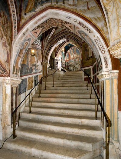 Zicht op de Heilige Trap gebouwd in opdracht van Abt John V (Giovanni V) (1060-1121) en versierd met fresco