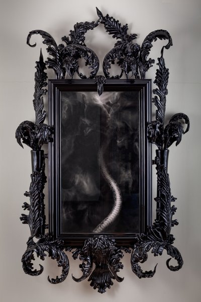 East of Eden, 2013 (Zwart Murano glas, bewakingsspiegel, staal, hout, lak, LCD scherm en harde schijf) door Mat Collishaw