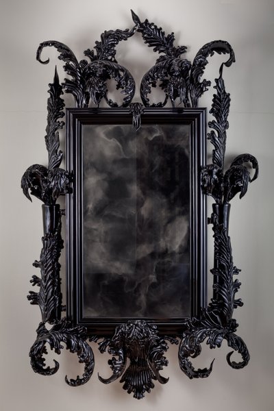 East of Eden, 2013 (Zwart Murano glas, bewakingsspiegel, staal, hout, lak, LCD scherm en harde schijf) door Mat Collishaw