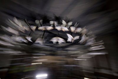 Toverlantaarn, 2010 (stalen frame, geperforeerde aluminiumplaat, geëxpandeerde hars, LED-verlichting, motor) door Mat Collishaw