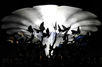 The Garden of Unearthly Delights, 2009 (staal, aluminium, gips, hars, LED-verlichting, motor) door Mat Collishaw