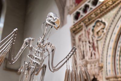 The Nerve Rack, 2019 (Acetaal, Acryl, Aluminium, Messing, Elektrische schakelingen, Verf, PVC, Hars, Servomotoren, Staal) door Mat Collishaw