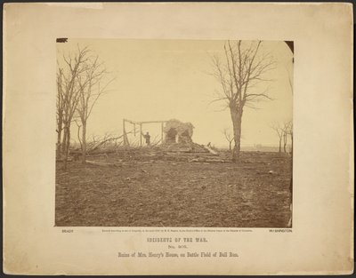 Ruïnes van het huis van Mrs. Henry, op het slagveld van Bull Run door Mathew B. Brady