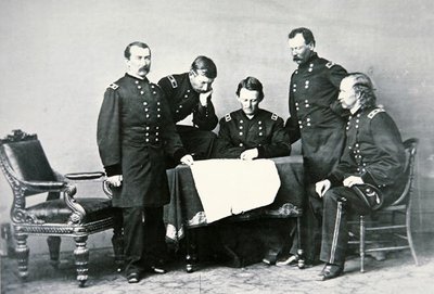 Generaal Sheridan (1831-88) in overleg met zijn staf, inclusief George Custer (1839-76) door Mathew Brady