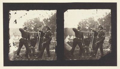 Zonder titel [Amerikaanse soldaten poseren met wapens], 1850-1900 door Mathew Brady