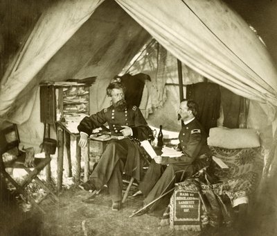 Generaal Jefferson C. Davis & officier zittend in een tent, uitgegeven 1861 (foto) door Mathew and studio Brady
