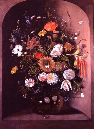 Gemengde bloemen in een glazen kom in een nis met een hagedis en een muis door Matthias Withoos